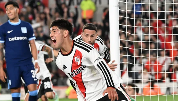 Un jugador de River festeja durante el partido ante Racing