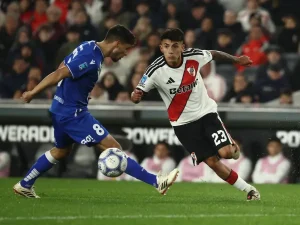 River dejó escapar el triunfo ante Vélez y recibió silbidos en el Monumental
