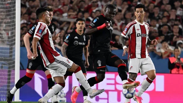 River cayó ante Huracán y perdió terreno en el Clausura