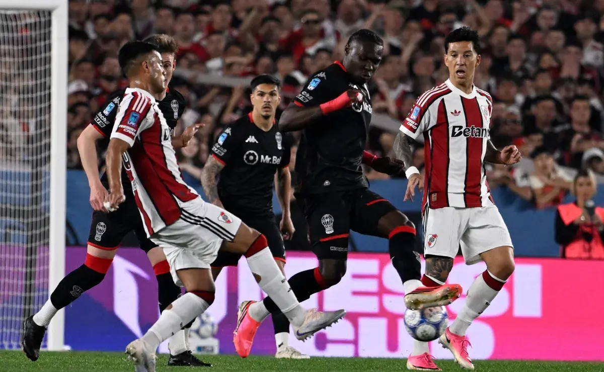 River cayó ante Huracán y dejó pasar una oportunidad en el Clausura