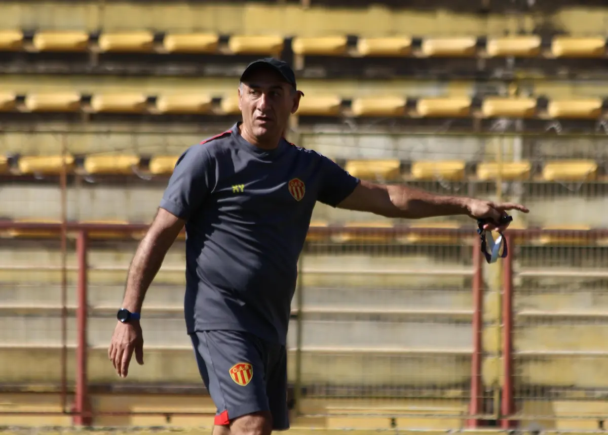 Sarmiento terminó el ciclo de Roberto Marioni como entrenador