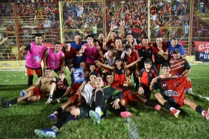 Plantel de San Martín de Margarita celebra el título de la Liga Chaqueña