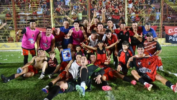 Plantel de San Martín de Margarita celebra el título de la Liga Chaqueña