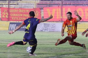 Sarmiento debutó con victoria gracias a un inspirado Rodrigo Montenegro