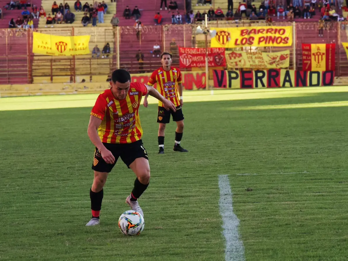 Sarmiento ajusta el equipo y define el arco para jugar ante Juventud Antoniana