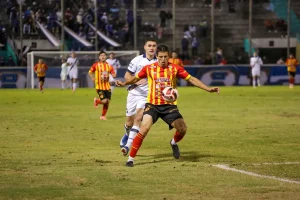 Pablo Ríos analiza variantes para el cruce de Sarmiento ante Tucumán Central