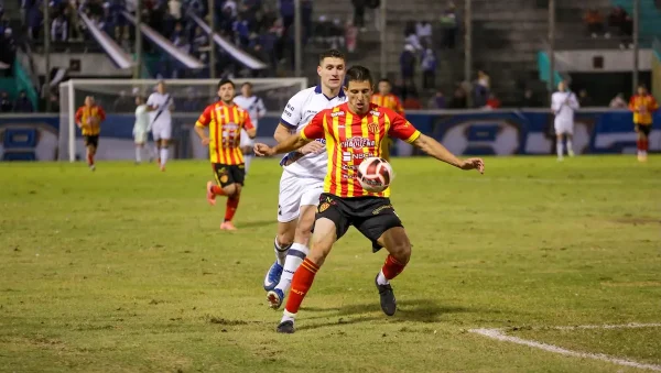 Pablo Ríos analiza variantes para el cruce de Sarmiento ante Tucumán Central