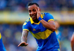 Villa espera firmar con Boca y le respondió a Figal en redes
