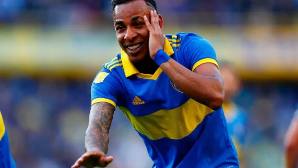 Villa espera firmar con Boca y le respondió a Figal en redes