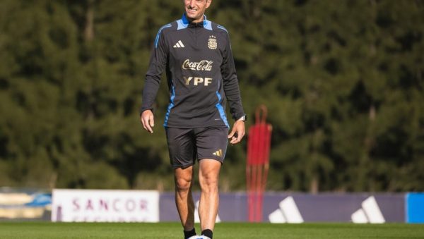 Scaloni piensa en variantes para visitar a Chile