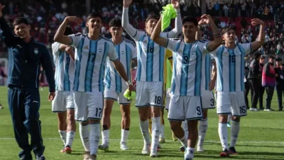 Jugadores de la Selección Argentina Sub-19 celebran en la cancha