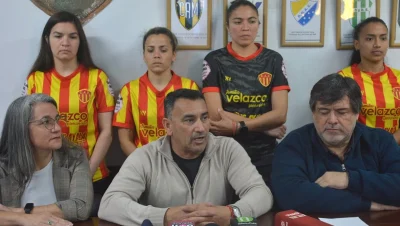 Plantel femenino de Sarmiento y autoridades durante la presentación del torneo