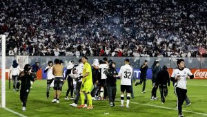 Escándalo en la Libertadores: dos hinchas muertos y suspensión en Chile