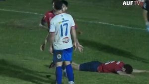 Brutal agresión en el fútbol uruguayo: jugador deja inconsciente a su rival
