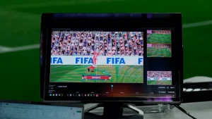 Pantalla del VAR semiautomático que muestra una posición adelantada