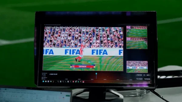 Pantalla del VAR semiautomático que muestra una posición adelantada